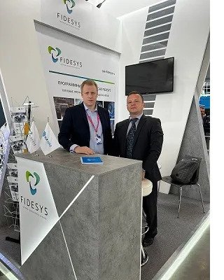 Совместная работа на стенде